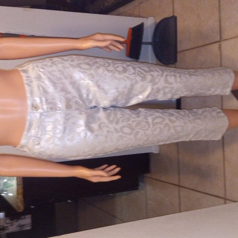 NWT Chico's Silver Crop Ultimate Fit
